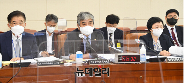 ▲ 한상혁 방송통신위원장(왼쪽에서 세 번째)이 2021년 10월 5일 국회에서 열린 과학기술정보방송통신위원회 2021년도 국정감사에서 질문에 답변을 하고 있다. ⓒ뉴데일리DB