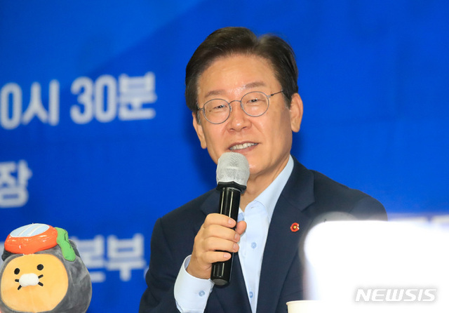 ▲ 이재명 더불어민주당 당대표 후보가 4일 오전 제주상공회의소 국제회의장에서 열린 '제주지역 당원 및 지지자와의 대화'에 참석해 발언하고 있다. ⓒ뉴시스