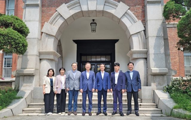 ▲ 조병옥 충북 음성군수는 4일 서울대병원을 방문했다. (왼쪽부터) 박종희 음성군 서울사무소장, 오상순 음성군 혁신전략실장, 곽영호 국립소방병원장, 김연수 서울대병원장, 조병옥 음성군수, 주영국 소방청 보건안전담당관, 신상도 서울대병원 기획조정실장.ⓒ음성군