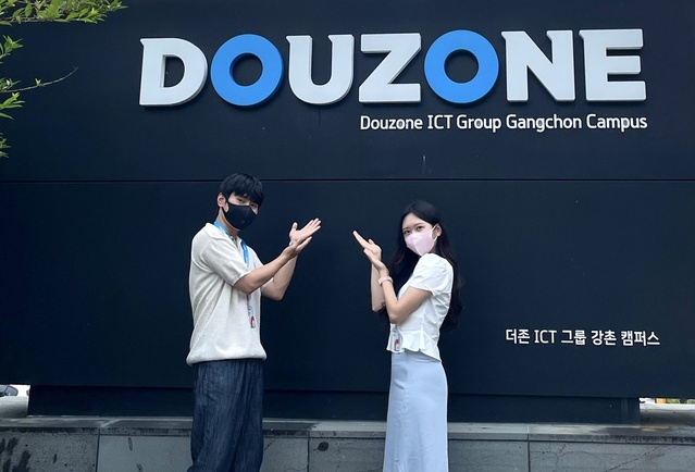 ▲ 영진전문대 경영회계서비스계열이 더존비즈온 신입사원 채용에 4명이 합격했다. 사진은 더존비즈온에 최근 입사한 경영회계서비스계열 학생들이 회사를 배경으로 포즈를 취했다.ⓒ영진전문대