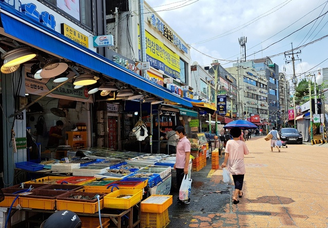 ▲ 성대시장 안 수산물 가게 앞에서 한 남성이 진열된 해산물을 보고 있다.ⓒ서영준 기자