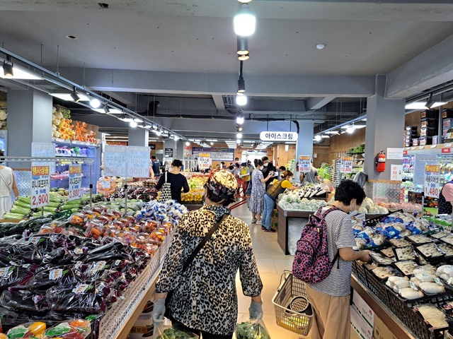 ▲ 한 대형마트 과일·채소 진열대 앞에서 시민들이 장을 보고 있는 모습ⓒ서영준 기자