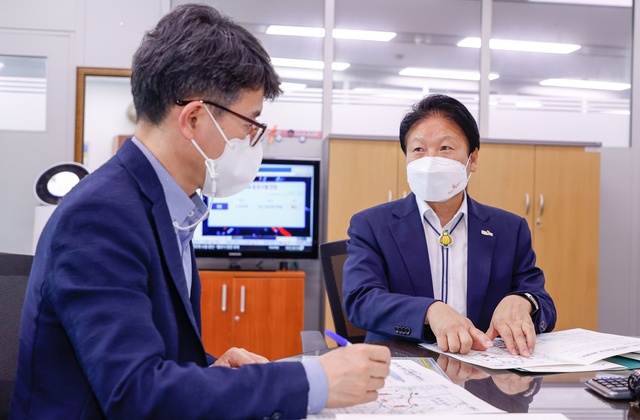 ▲ 이병환 성주군수(오른쪽)는 3일 기획재정부 예산실을 방문해 지역발전을 견인할 역점사업에 대한 국비 지원을 요청했다.ⓒ성주군