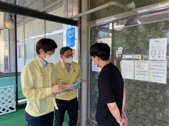 ▲ 김천시(시장 김충섭)는 최근 코로나 19 급속한 확산에 따라 집단감염 위험이 높은 노인장기요양기관에 대해 감염원 시설 유입을 사전에 차단하는 대책을 다각도로 마련해 3중 안심 시스템을 구축 운영하고 있다.ⓒ김천시