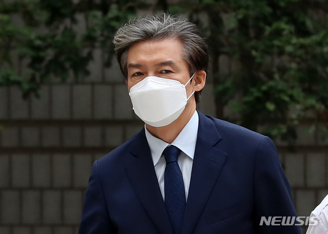 ▲ 자녀입시 및 감찰무마 혐의로 재판을 받고 있는 조국 전 법무부 장관이 지난달 22일 오전 서울 서초구 서울중앙지법에서 열린 29차 공판에 출석하고 있다.ⓒ뉴시스