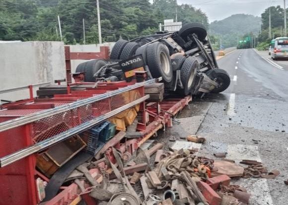 ▲ 5일 오전 5시20분쯤 충북 청주시 상당구 남일면 삼거리의 한 도로에서 트레일러가 전도됐다.ⓒ독자제공