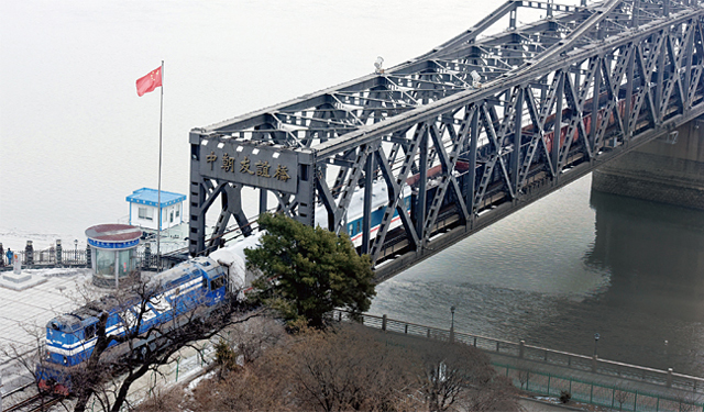 ▲ 코로나 이전 북한 신의주와 중국 단둥을 오가던 화물열차. ⓒ뉴시스. 무단전재 및 재배포 금지.