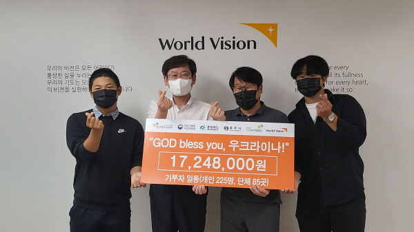 ▲ 충주 친구청소년쉼터가 자전거하이킹 기부챌린지 성금을 월드비전 충북본부에 전달했다.ⓒ충주시