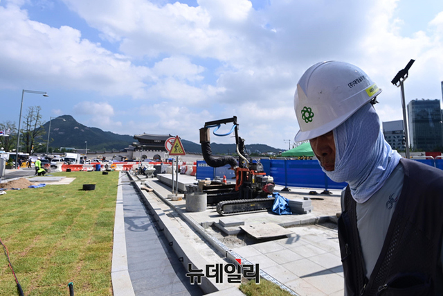 ▲ 광화문광장 개장을 일주일여 앞둔 29일 오전 서울 종로구 광화문광장에서 인부들이 막바지 작업을 이어가고 있다.ⓒ강민석 기자