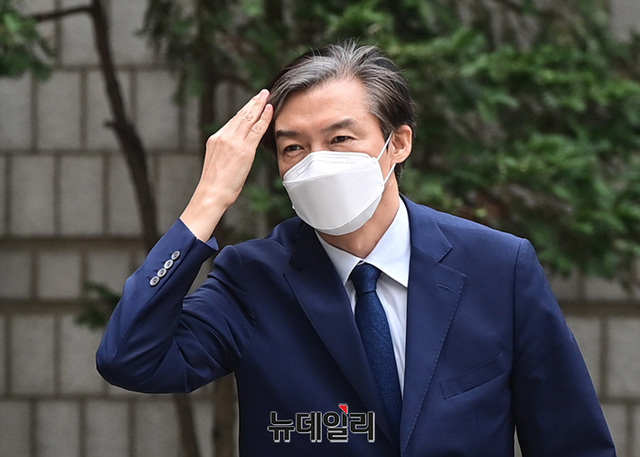 ▲ 자녀 입시비리 혐의 등으로 재판에 넘겨진 조국 전 법무부 장관이 7월 22일 오전 서초구 서울중앙지법에서 열린 1심 속행 공판에 입장하고 있다. ⓒ정상윤