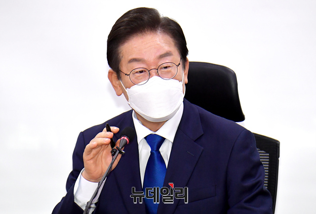 ▲ 이재명 더불어민주당 당대표 후보가 3일 오전 국회 의원회관에서 열린 기자간담회에서 모두발언을 하고 있다. ⓒ이종현 기자