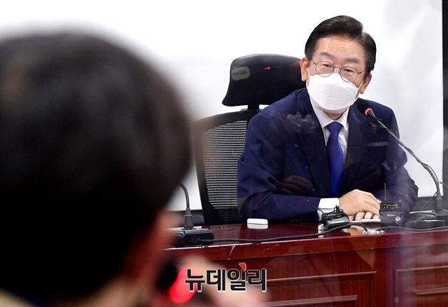 ▲ 이재명 더불어민주당 당대표 후보가 3일 오전 국회 의원회관에서 열린 기자간담회에서 기자들의 질문에 답하고 있다.ⓒ이종현 기자