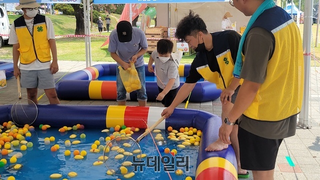 ▲ 사진은 '성주 황금 참외 도시어부' 참외 낚시 장면.ⓒ뉴데일리