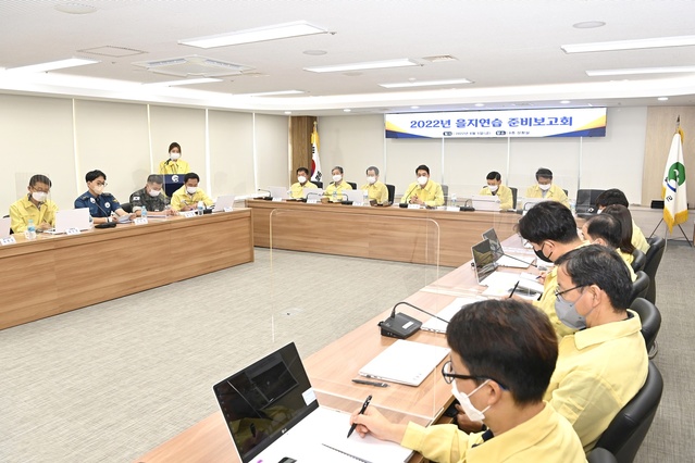 ▲ 달성군(군수 최재훈)은 지난 5일 군청 상황실에서 최재훈 군수 주재로 실·과 부서장과 달성경찰서, 501여단 7대대 등 유관기관 모두 50여 명이 참석한 가운데 을지연습 준비상황보고회를 가졌다.ⓒ달성군