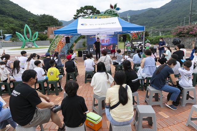 ▲ 청도우리정신문화재단(이사장 김하수 청도군수)은 지난 7월 23일부터 8월 6일까지 매주 토요일(3회), 새마을운동발상지기념공원에서 관광객 305명을 대상으로 ‘2022 신도리구미호뎐’ 야간공포체험 프로그램을 성황리에 마쳤다고 밝혔다.ⓒ청도군