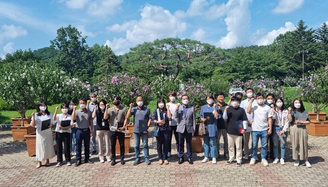 ▲ 충남도가 15개 시군을 대상으로 실시한 무궁화 풍평회에서 천안시가 대상을 받았다. 무궁화꽃 품평회 시상식을 마친 뒤 수상자 등이 무궁화를 배경을 기념촬영을 하고 있다.ⓒ충남도