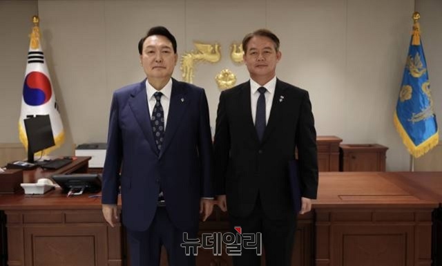 ▲ (좌측부터)윤석열 대통령과 신인호 국가안보실 2차장.ⓒ대통령실 국민소통관실