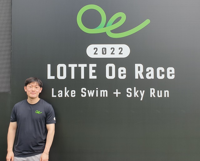 ▲ 김태현 롯데물산 마케팅 책임이 '2022 롯데 oe 레이스'를 마친 뒤 촬영을 하고 있다.ⓒ롯데물산