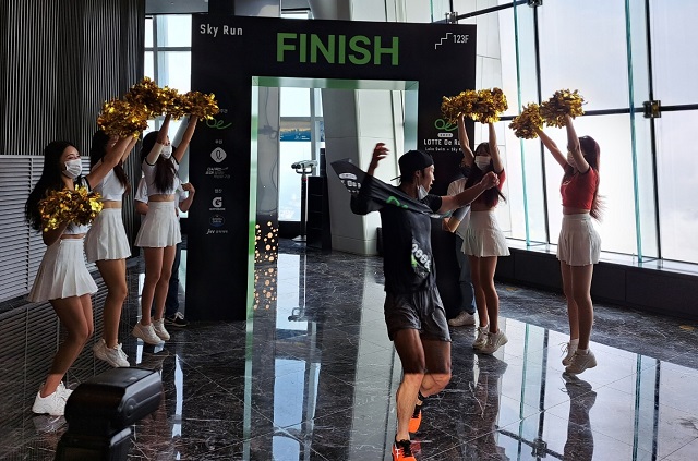 ▲ 이날 대회에서 1위를 차지한 최규서 참가자가 결승 라인을 통과하고 있다.ⓒ조현우 기자