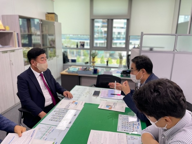 ▲ 이범석 충북 청주시장이 국토부를 방문, 충청권 광역철도망 청주도심 노선 통과 반영 등에 대한 설명을 하고 있다.ⓒ청주시