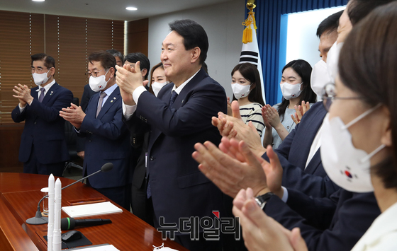 ▲ 윤석열 대통령이 지난 6월21일 누리호 발사 성공 보고를 받고 박수를 치며 환호하고 있다.ⓒ대통령실 국민소통관실