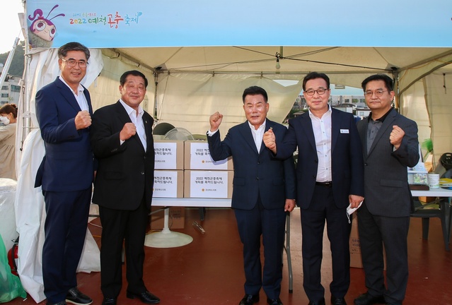 ▲ 배한철 경북도의회 의장(중간)은 지난 6일 SEMI 곤충엑스포 2022예천곤충축제 현장을 방문해 도의회에서 마련한 격려품(쿨 넥밴딩)을 전달하고 관계자들을 격려했다.ⓒ경북도의회