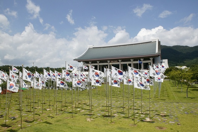 ▲ 충남 천안시 목천읍에 위치한 독립기념관. 사진은 겨레의집과 태극기 한마당.ⓒ독립기념관
