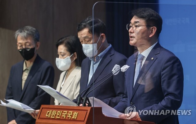 ▲ 더불어민주당 박용진 당 대표 후보가 8일 국회 소통관에서 사당화 방지 관련 기자회견을 하고 있다.ⓒ연합뉴스