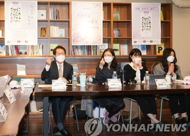 ▲ 조희연 서울시교육감이 지난 3월 '혁신학교 이야기' 출판기념회에서 교사들과 토크콘서트를 하고 있다.ⓒ연합뉴스