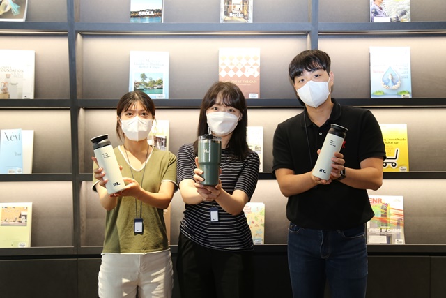 ▲ DL이앤씨 직원들이 '종이컵 제로' 캠페인을 위해 지급받은 개인 텀블러를 선보이고 있다. ⓒDL이앤씨