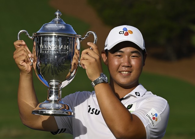 CJ대한통운 소속 프로골퍼 김주형 선수가 8일(한국시간) 미국프로골프(PGA) 투어 윈덤 챔피언십에서 우승 트로피를 들고 있다. ⓒCJ대한통운