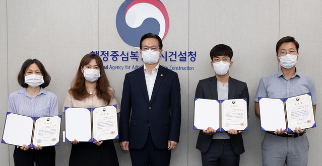 ▲ 이상래 행정중심복합도시건설청장(가운데)이 8일 2022년 상반기 적극행정 우수공무원 5명을 선정해 표창을 전달한 뒤 기념 촬영하고 있다.ⓒ행복청