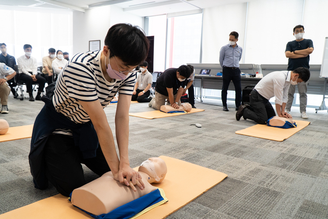 ▲ 지난 3일 유진기업 임직원들이 서울 여의도 본사에서 열린 사내 교육활동 플랫폼인 ‘수요지식회’에서 심폐소생술 관련 실습을 진행하고 있다.ⓒ유진기업