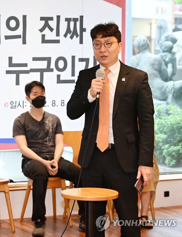 ▲ 신인규 전 국민의힘 상근부대변인이 8일 서울 여의도의 한 카페에서 국민의힘 이준석 대표를 지지하는 당원 등이 모인 '국민의힘 바로 세우기'(국바세) 주최로 열린 대토론회에서 발언을 하고 있다. ⓒ연합뉴스