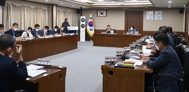 ▲ 백성현 충남 논산시장이 8일 시청 상황실에서 읍·면·동장 회의를 열고 주요 현안사업과 최근 초도순방 건의사항 처리 계획 등을 공유하고 있다.ⓒ논산시