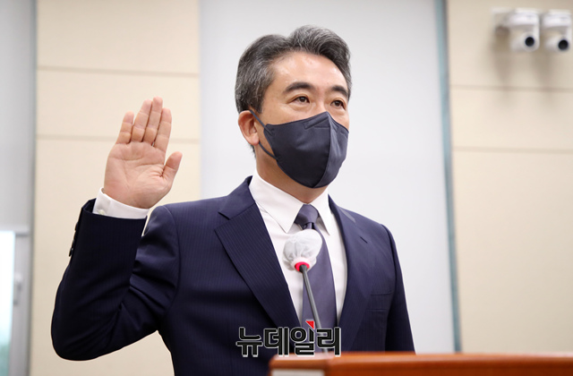 ▲ 윤희근 경찰청장 후보자가 8일 오전 국회 행정안전위원회에서 열린 인사청문회에서 선서를 하고 있다.ⓒ이종현 기자(공동취재사진)