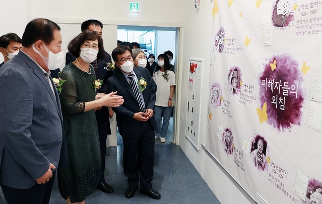▲ 충남도는 제5회 일본군 위안부 피해자 기림의 날(14일)을 맞아 충남도서관에서 8일부터 14일까지 사진 기록전을 개최한다.ⓒ충남도