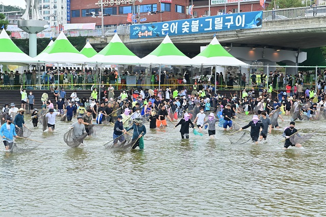 ▲ 관광객들이 봉화은어축제에 참가해 반두잡이 체험행사를 즐기고 있다.ⓒ봉화군