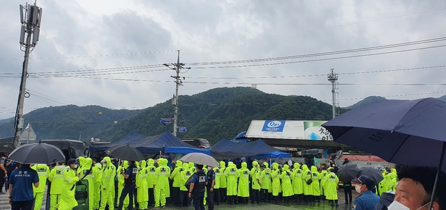 ▲ 8일 경찰이 하이트진로 강원공장 진출입로 확보를 위해 폴리스라인을 형성하고 있다.