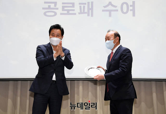 ▲ 오세훈 서울시장(왼쪽)이 8일 오후 서울시청 대회의실에서 열린 송주범 정무부시장 이임식에서 공로패를 전달하고 있다. ⓒ서울시
