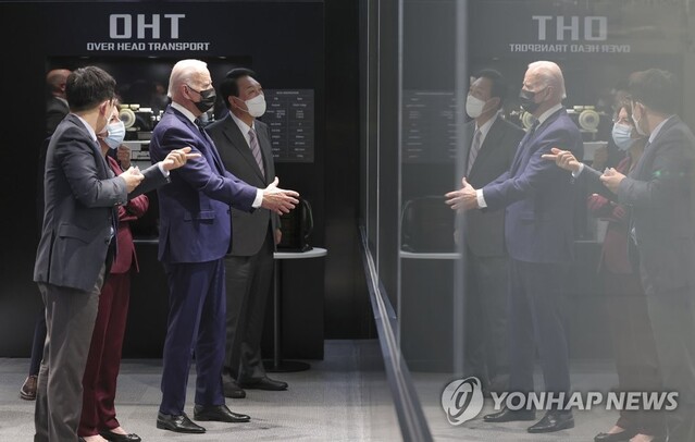 ▲ 한국을 첫 방문한 조 바이든 미국 대통령이 윤석열 대통령과 함께 지난 5월 20일 오후 경기도 평택시 삼성전자 반도체공장을 시찰하고 있다.ⓒ연합뉴스