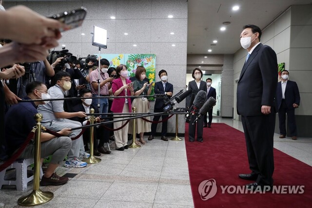 ▲ 출근길 약식 인터뷰하는 윤석열 대통령.ⓒ연합뉴스