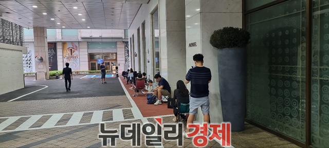 ▲ 서울 소공동 롯데백화점 본점 롤렉스 매장 앞에 소비자들이 대기하고 있는 모습ⓒ강필성 기자