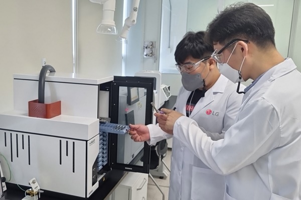 ▲ LG전자 직원이 대기오염물질 검사를 실시하고 있다. ⓒLG전자