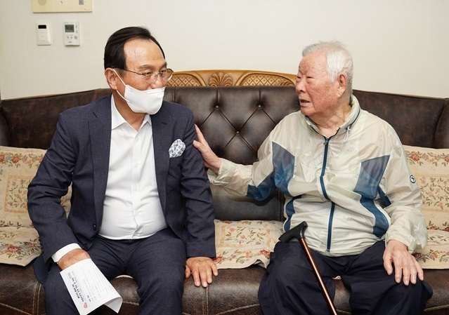 ▲ 박상돈 천안시장이 지난 8일 구성동에 거주하고 있는 독립유공자 문봉석 옹을 위문하고 있다.ⓒ천안시