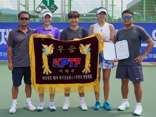 ▲ 세종시청 테니스팀이 지난 8일 강원도 영월에서 열린 '제3차 한국실업테니스연맹전'에서 여자 단체전 우승을 차지한 뒤 감독과 함께 기념촬영을 하고 있다.ⓒ세종시