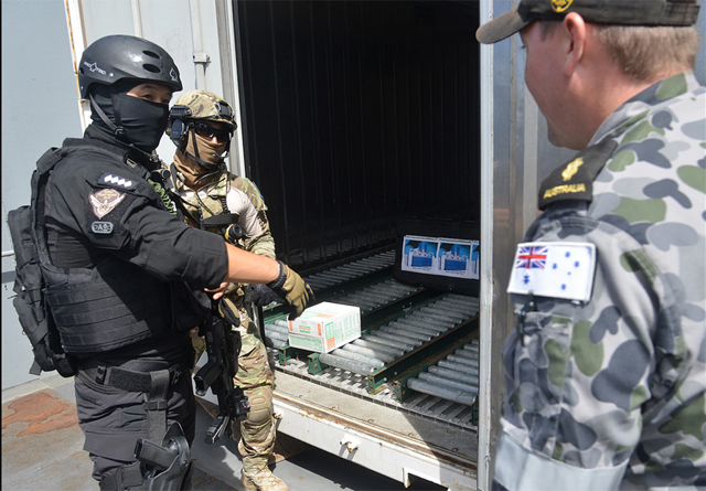 ▲ 과거 실시했던 PSI 훈련의 모습. 의심 선박의 컨테이너를 수색 중이다. ⓒ美인도태평양사령부 제공.