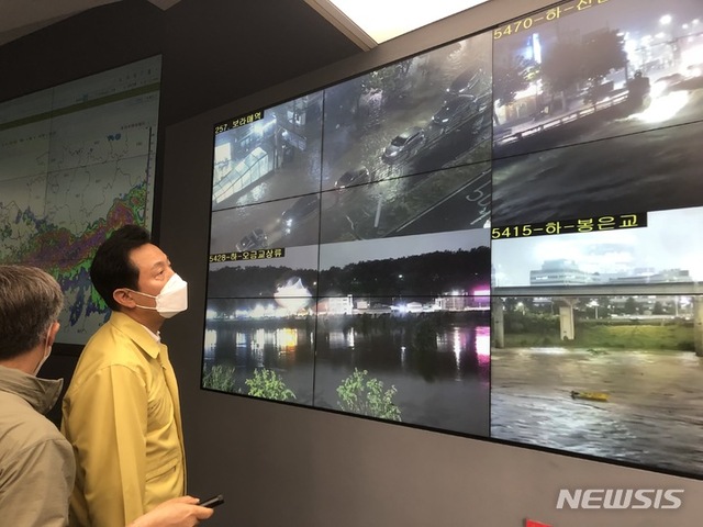 ▲ 오세훈 서울시장이 8일 서울시청에 긴급 복귀해 서울을 비롯한 중부지방에 내리는 집중호우로 인한 침수 피해 상황 등을 점검하고 있다. ⓒ뉴시스