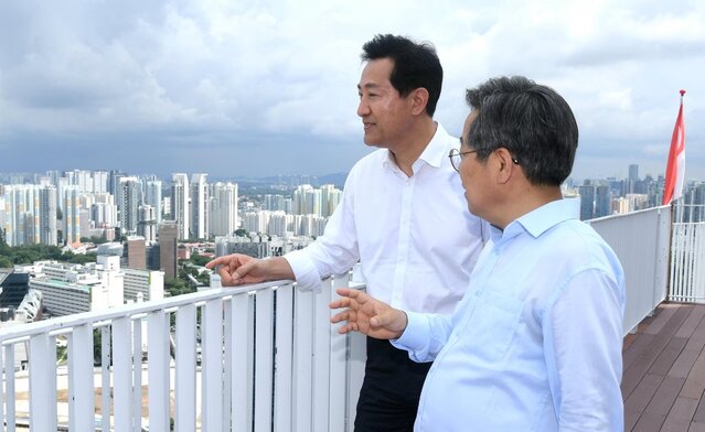▲ 오세훈 서울시장(왼쪽)이 지난 1일 세계에서 가장 높은 공공주택으로 알려진 싱가포르 '피나클 앳 덕스톤' 50층 전망대에서 김헌동 SH공사 사장과 함께 싱가포르 시가지를 내려다보고 있다ⓒ연합뉴스