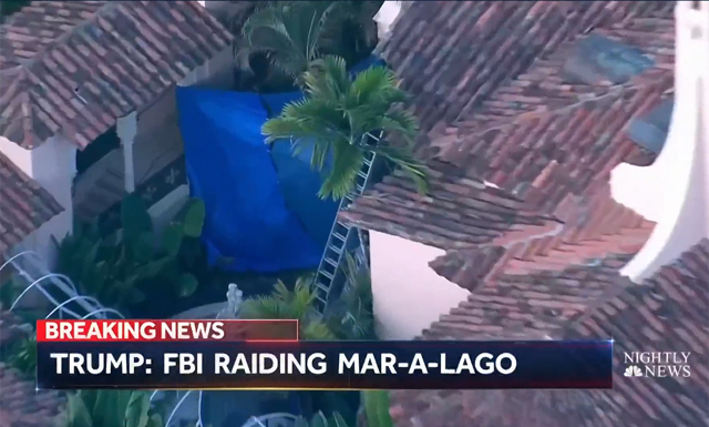 ▲ 美연방수사국(FBI)이 도널드 트럼프 전 대통령의 자택인 마라라고 리조트를 수색 중이라는 속보 화면. ⓒ美NBC 나이틀리 뉴스 VOD 화면캡쳐.